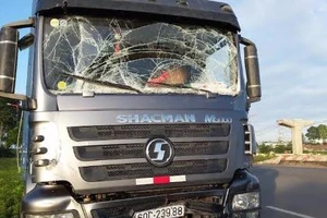 Xe ben tông xe khách giường nằm, hành khách hoảng loạn